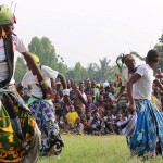 Bilolo-dansere fra Bariadi optræder til Lunas bisættelse.