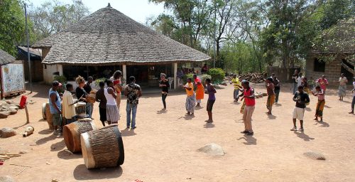 Bujora Sukuma museum og Utamaduni Dance Troupe. Foto: Mads Mchele Bischoff