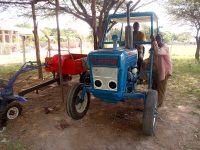 Nyanguge Dev. Foundation's landbrugsgruppe med deres nye traktor fra Danmark