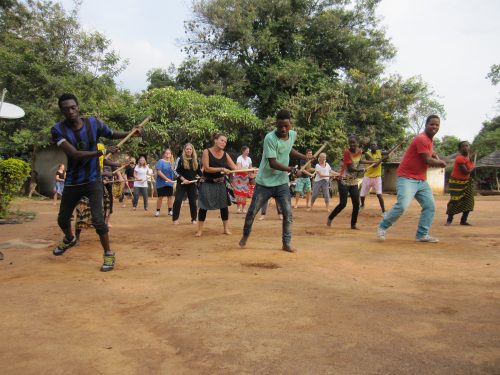 Workshop i bugobogobo-hakkedans på Bujora