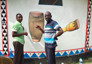 Drumstore til Bujora Dance Troupe