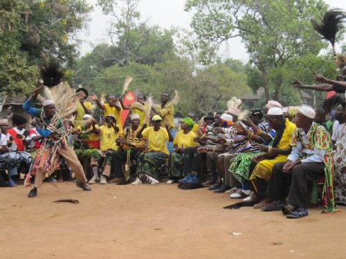 Wigasha-ledere fra hele Sukumaland var repræsenteret i én lang, fælles sangsession
